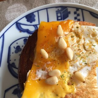 松の実と卵のトースト